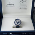 Omega Speedmaster Snoopy 50th Anniversary en su caja azul original