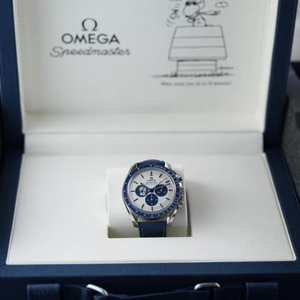 Omega Speedmaster Snoopy 50th Anniversary en su caja azul original