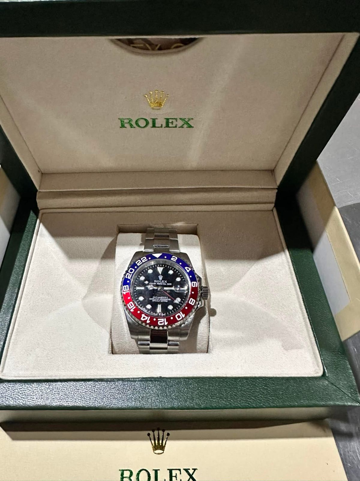Rolex GMT-Master II Pepsi en estuche oficial Rolex