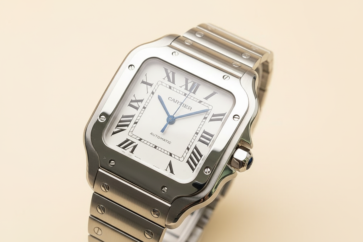 Cartier Santos acero blanco fondo crema