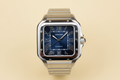 Cartier Santos azul fondo crema